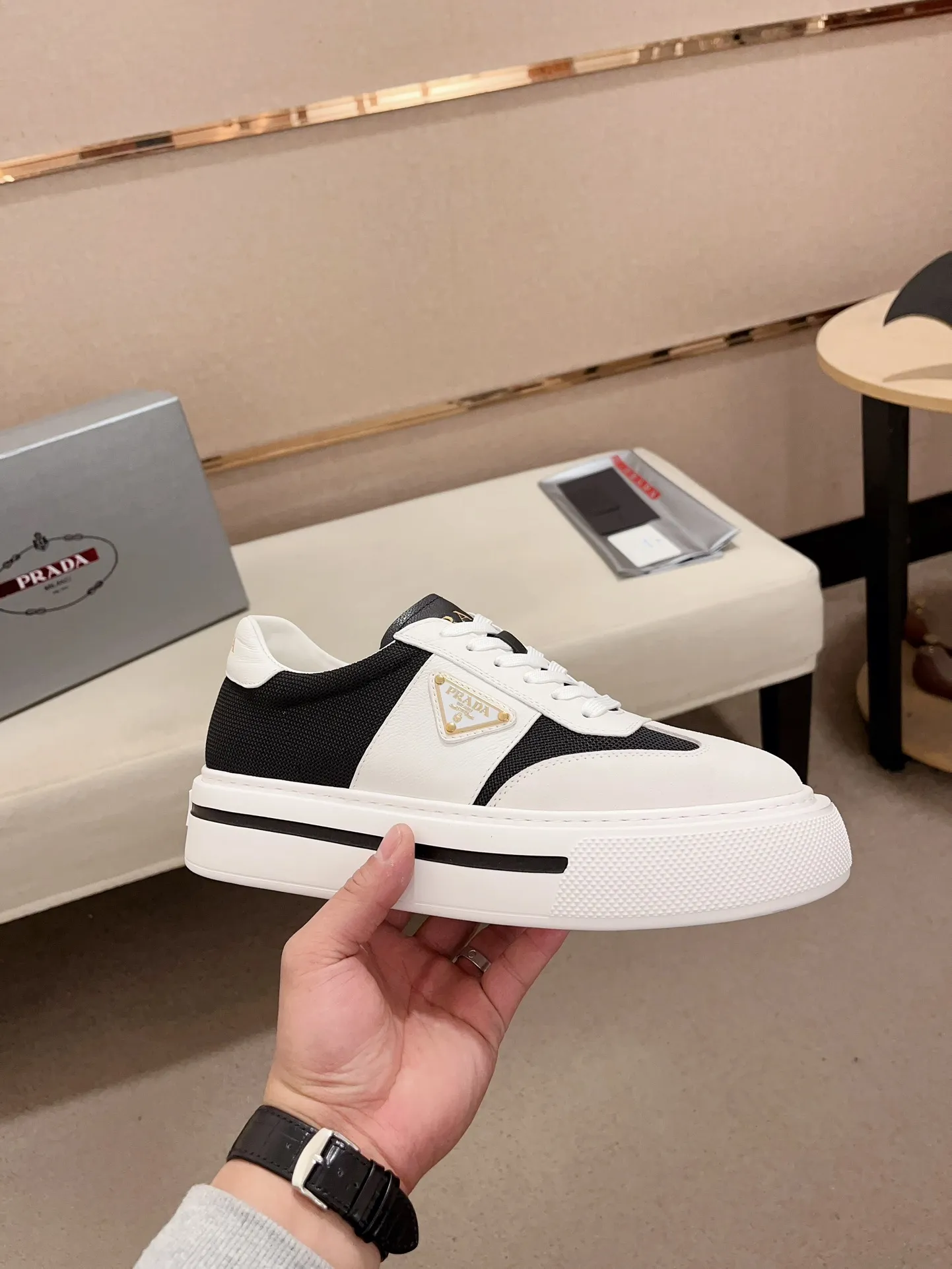 Men's shoes 💰 580💰 ✔️✔️✔️Higher version High-quality new PRADA (Prada) counters are launched simultaneously. The new men's shoes and 😘 fabrics are made of high-tech glue-spraying technology. Lining: Full cowhide lining. 👍🏿 High-end ☄️ air-cushion molded anti-slip rubber outsole, exquisite lines, simple and elegant, comfortable and high-end for leisure travel. Code number: 38 to 44 (45 can be customized and cannot be returned or exchanged)